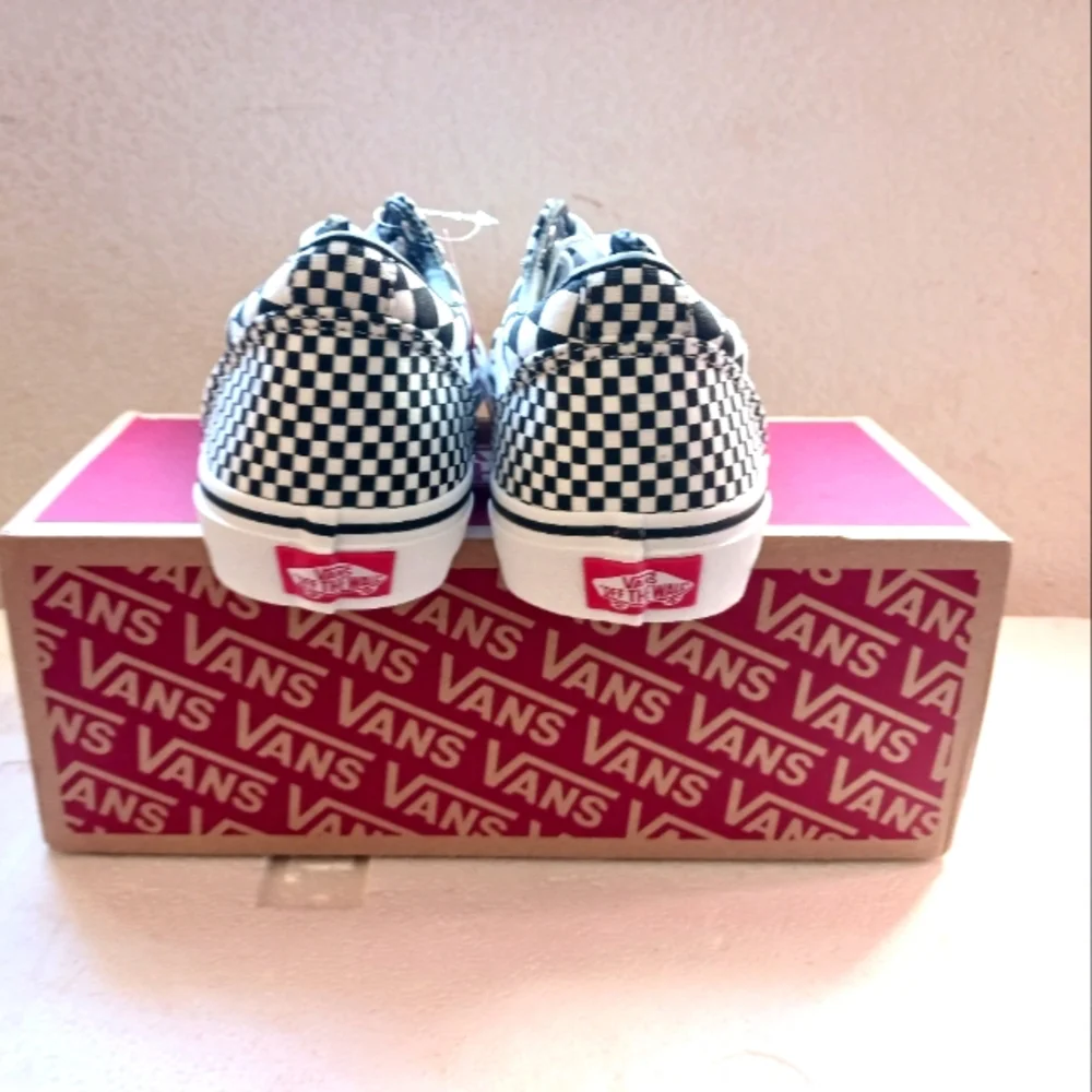 Vans - Picture 3 of 4